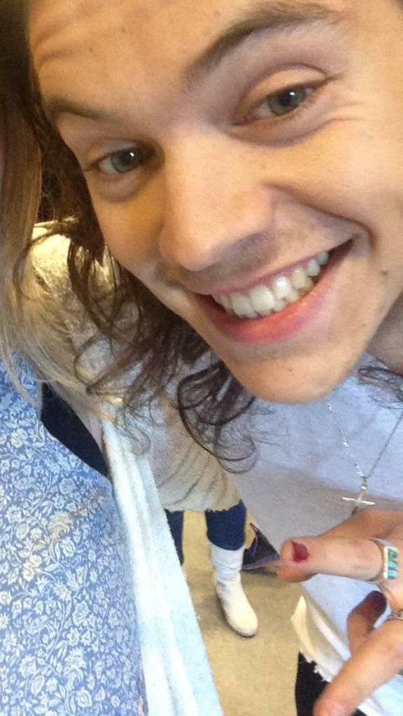 Harry Styles Fans Are Painting Their Nails Like Him To Help End Domestic Violence